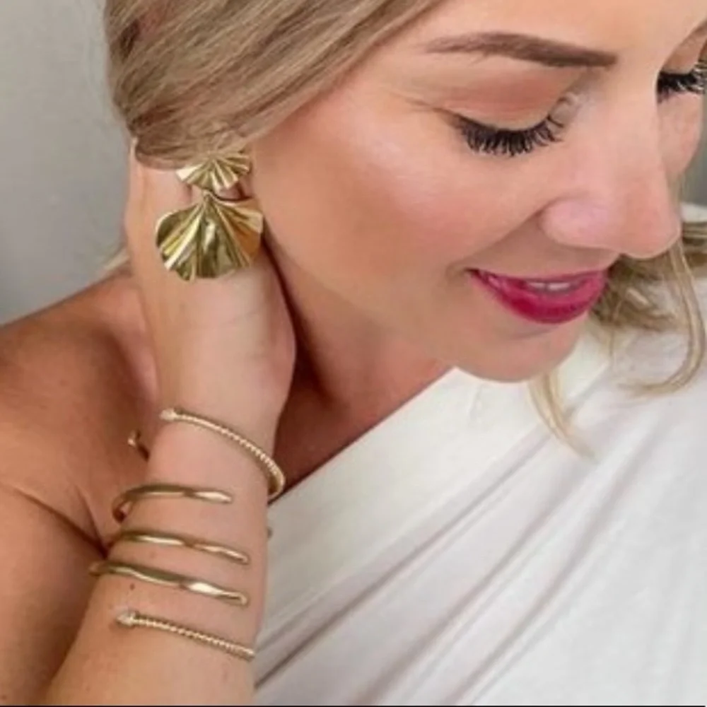:: Stella & Dot [GOLD] Delicate Pavé Hardware Cuff - Picture 6 of 6